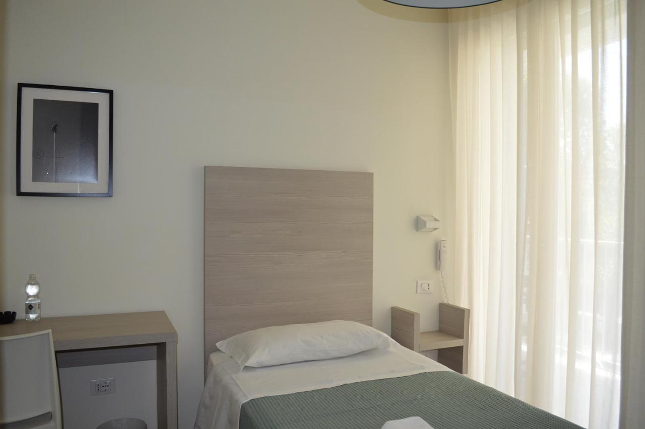 Hotel Riva E Mare Rimini Bagian luar foto